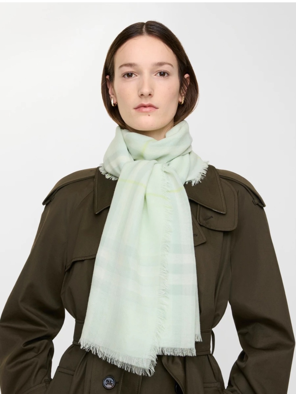 GORGEOUS 😍😍Burberry Pale light green/ Mint Lightweight Scarf